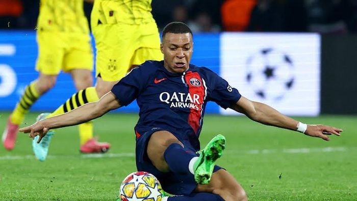  Tình huống trên gói gọn hình ảnh của Mbappe trong cả hai lượt trận với Dortmund. Tiền đạo 25 tuổi thi đấu mờ nhạt. Lượt đi, anh tung ra 1 cú sút trúng đích và 16 lần để mất bóng. Lượt về, Mbappe có 3 cú sút trúng đích và 18 lần mất bóng, không có bàn hay kiến tạo nào. 