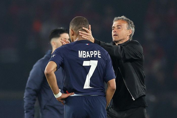  Chuyện tình 7 năm giữa Mbappe và PSG dần bước vào đoạn kết. Ai cũng mong đợi một kết thúc có hậu, nhưng đời không như mơ. 4 năm trước, Mbappe và PSG từng tiến rất gần đến chức vô địch Champions League, nhưng để thua Bayern Munich 0-1 ở chung kết mùa 2019/20. Kể từ đó, PSG chưa thể lọt vào chung kết cúp châu Âu thêm lần nào nữa. 