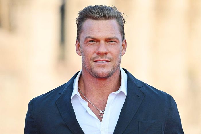  Ngoại hình của Alan Ritchson được nhận xét hoàn hảo để hóa thân Batman. 
