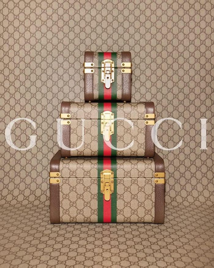 Những sản phẩm cộp mác Gucci với họa tiết đặc trưng của hãng bị xem là phô trương.