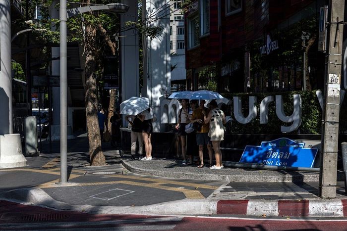  Người đi bộ tránh nắng trong thời tiết nắng nóng ở Bangkok. Ảnh: Bloomberg. 