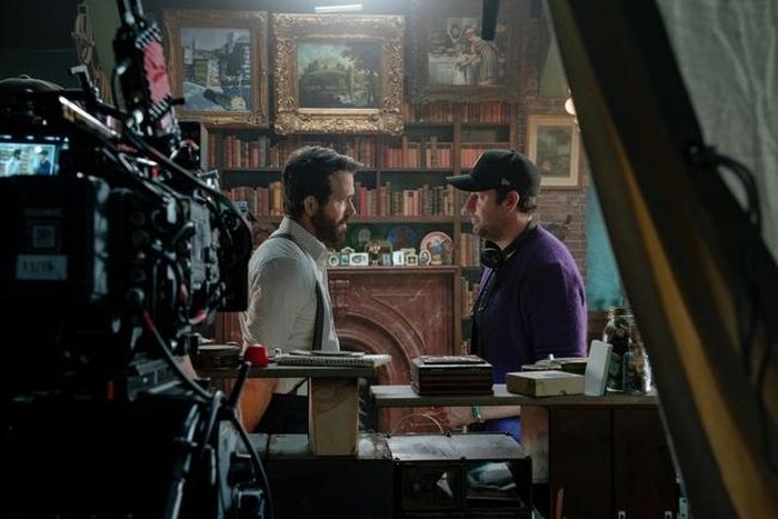 John Krasinski và Ryan Reynolds (trái) trên phim trường