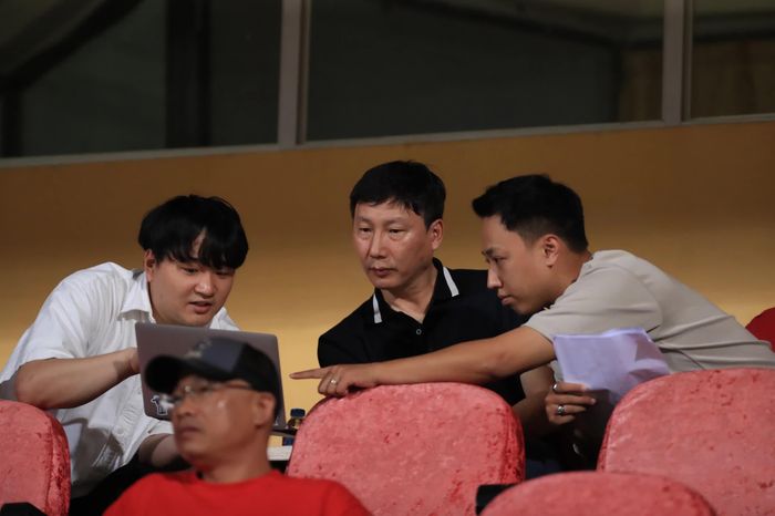 HLV Kim Sang Sik sẽ phải rất tích cực theo dõi V-League để tuyển quân. Ảnh: Hoàng Linh