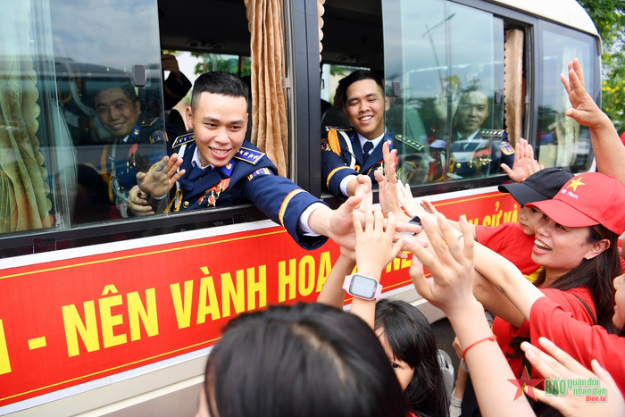 Lưu luyến phút chia xa.
