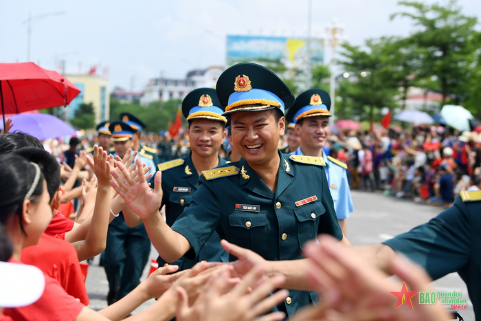 Những cái bắt tay đầy lưu luyến.