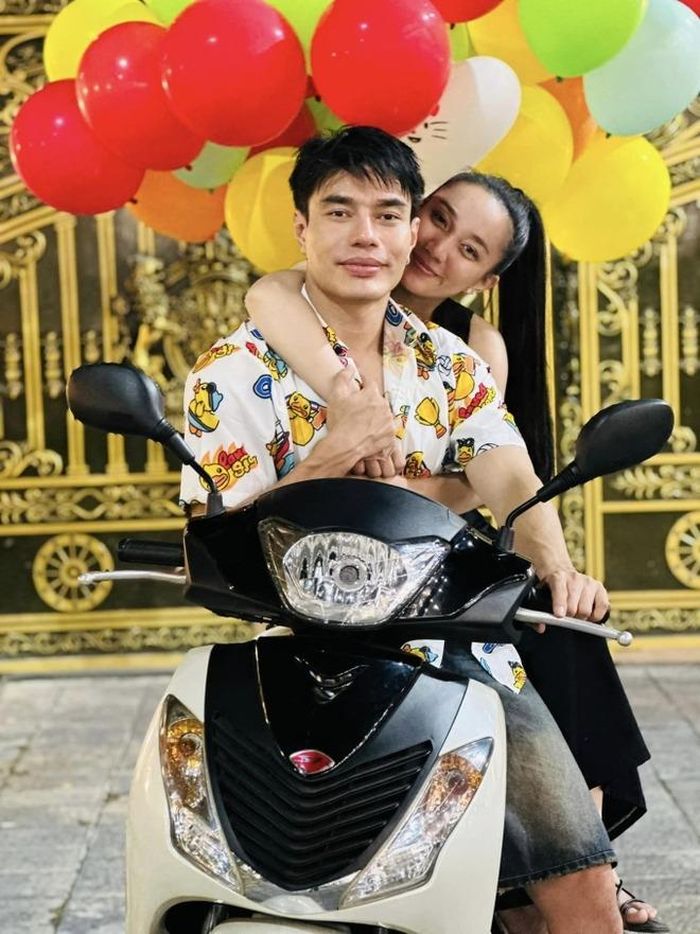 Lê Dương Bảo Lâm và vợ thường vướng tranh cãi do livestream cập nhật mọi thứ trong cuộc sống.