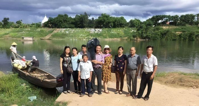 Lớp học trò chia tay nhau bên bến sông Gianh