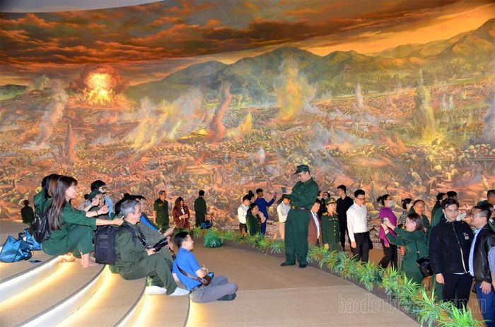 Bức panorama “Chiến dịch Điện Biên Phủ” thu hút đông du khách tham quan mỗi ngày.