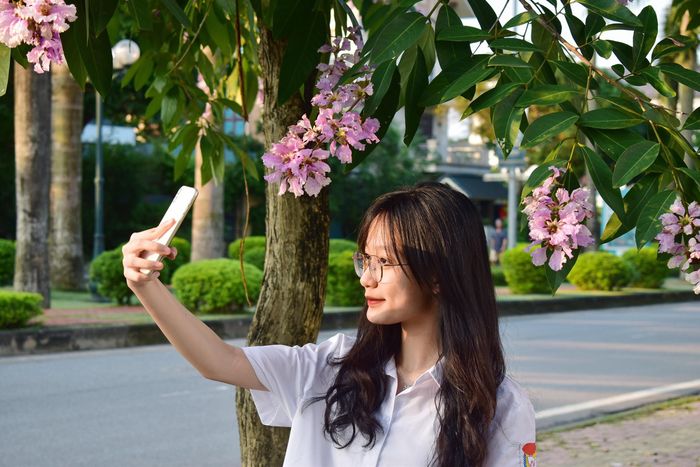 Nhiều người đã tranh thủ khi hoa nở rộ, lưu lại những hình ảnh đẹp với mùa bằng lăng năm nay.