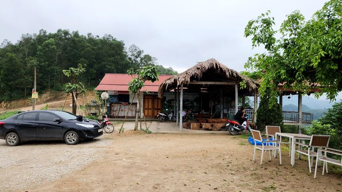 Người dân khu Ngả Hai mở các điểm dịch vụ du lịch cho du khách đến check-in, săn mây