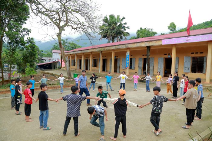 Giáo viên và học sinh lớp 5, Điểm Trường Phổ thông Dân tộc Bán trú Tiểu học Thu Cúc 2, khu Ngả Hai trong giờ học thể dục