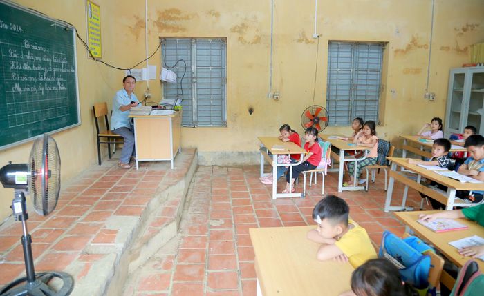 Có điện lưới quốc gia cùng nhiều thiết bị phục vụ dạy và học, học sinh tại điểm trường được tiếp cận phương pháp giáo dục mới
