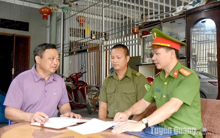 Công an xã Hoàng Khai nắm tình hình ở thôn Yên Khánh.