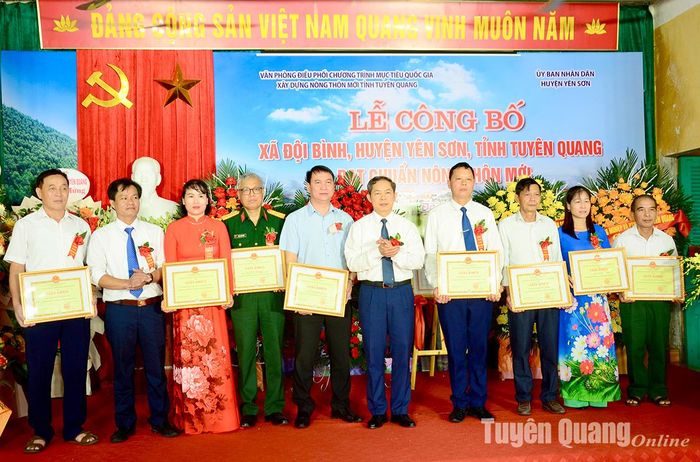 Lãnh đạo huyện Yên Sơn tặng Giấy khen cho các cá nhân đã có thành tích trong thực hiện phong trào xây dựng nông thôn mới xã Đội Bình.
