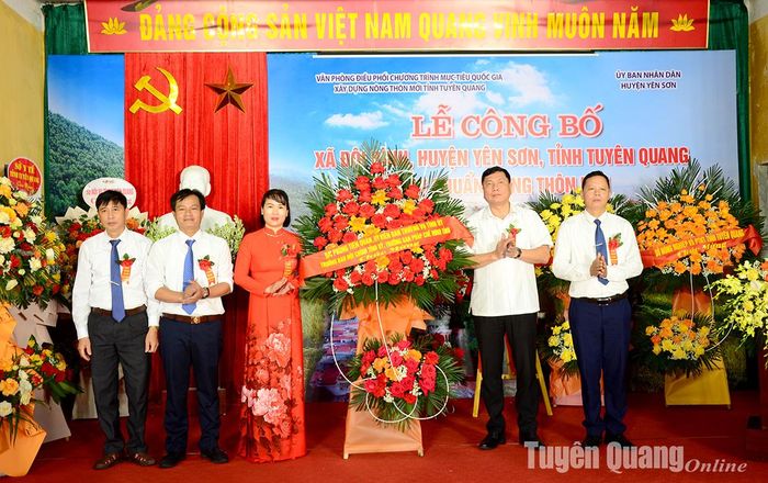 Đồng chí Phùng Tiến Quân, Ủy viên Ban Thường vụ Tỉnh ủy, Trưởng Ban Nội chính Tỉnh ủy, Trưởng Ban Pháp chế, HĐND tỉnh tặng lẵng hoa chúc mừng xã Đội Bình đạt chuẩn nông thôn mới.