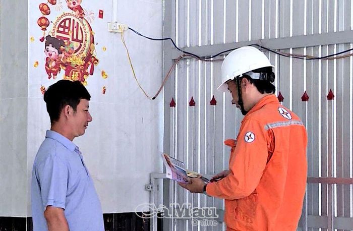 Nhân viên Ðiện lực đến kiểm tra hệ thống điện tại hộ ông Nguyễn Chí Công.