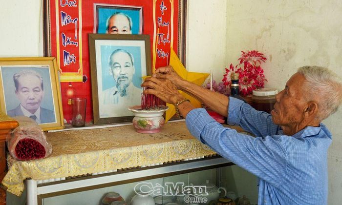 Ông Dương Lý Quảng, Chi hội trưởng Chi hội Cựu chiến binh của ấp chống Mỹ duy trì truyền thống yêu nước cho con cháu. Mỗi năm ông đều làm giỗ cho Bác Hồ.