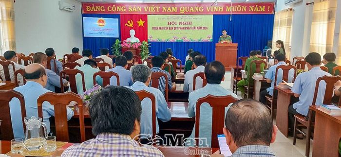 Các thành viên Hội đồng Phối hợp PBGDPL tỉnh, báo cáo viên pháp luật cấp tỉnh, tham dự điểm tại cầu tỉnh.