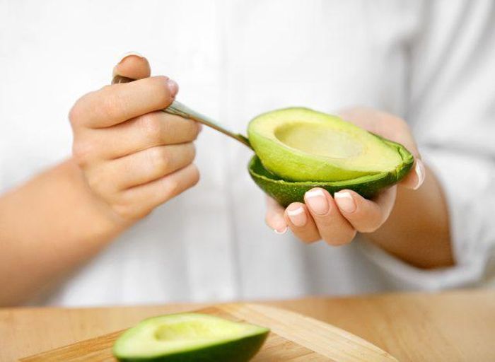 Quả bơ chứa rất nhiều chất béo không bão hòa đơn lành mạnh.