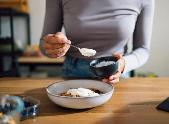 Sữa chua Hy Lạp là nguồn cung cấp protein dồi dào.