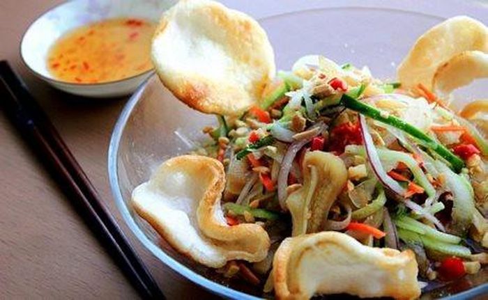 Món gỏi được chế biến từ cây bồn bồn.