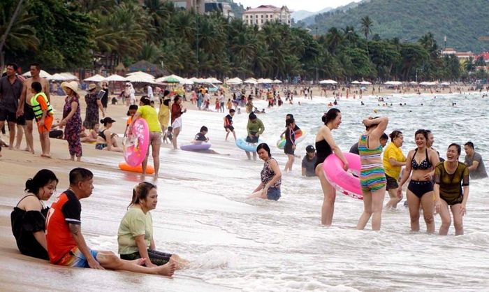 Khách du lịch tắm biển Nha Trang. Ảnh: Hoài Nam