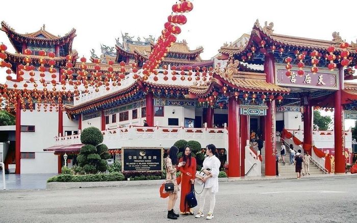 Du khách Việt Nam tham quan chùa Thiên Hậu tại Malaysia. Ảnh: Hoài Nam