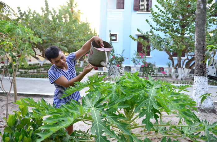 Chiến sĩ Nguyễn Chí Công tỉ mỉ chăm sóc từng gốc cây.