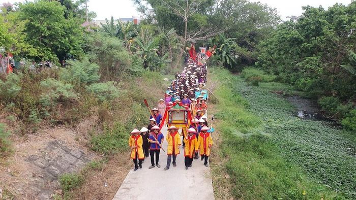 Theo truyền khẩu, đất Phong Lệ xưa có một cồn cỏ. Ngày nọ, có người xua đàn vịt lên cồn, chân vịt bỗng bị dính chặt xuống đất như có bàn tay níu lại. Người dân cho rằng có thần linh giáng hạ nên chẳng ai dám bén mảng đến cồn, từ đó nơi này có tên Cồn Thần.