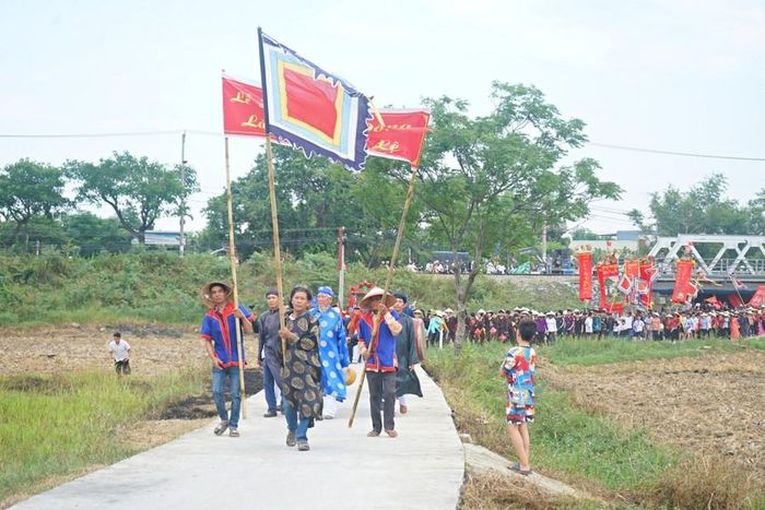 Các nghi thức trong lễ hội gồm 3 phần lễ và 1 phần hội. Đầu tiên là lễ rước Thần Nông từ Cồn Thần về đình Thần Nông.