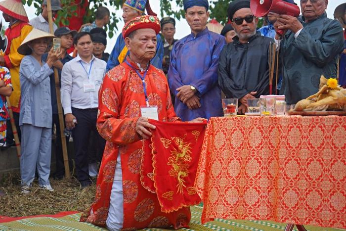 Tiếp theo là lễ an vị thần, các chư phái tộc thay nhau vào đình dâng hương, đánh lễ thần.