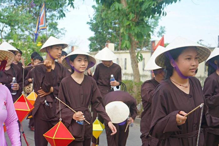 Lễ hội được tổ chức vào lúc thời tiết đẹp, nắng ráo, mùa màng tạm xong, người nông dân có thời gian nông nhàn để tham dự.