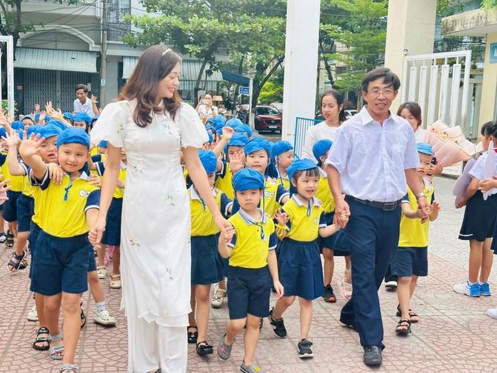 Học sinh lớp Lớn, Trường Mầm non Bình Minh tham gia chương trình “Lớp học cầu nối” tại Trường Tiểu học Võ Thị Sáu (quận Hải Châu, TP Đà Nẵng). Ảnh: NTCC