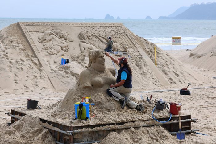 Các nghệ nhân đang điêu khắc chuẩn bị cho lễ hội vào cuối tháng này.