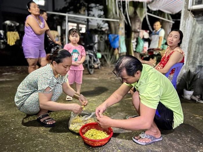  Người lao động tụ tập tại các khoảng đất trống để tận dụng gió trời cho mát và tiết kiệm điện 