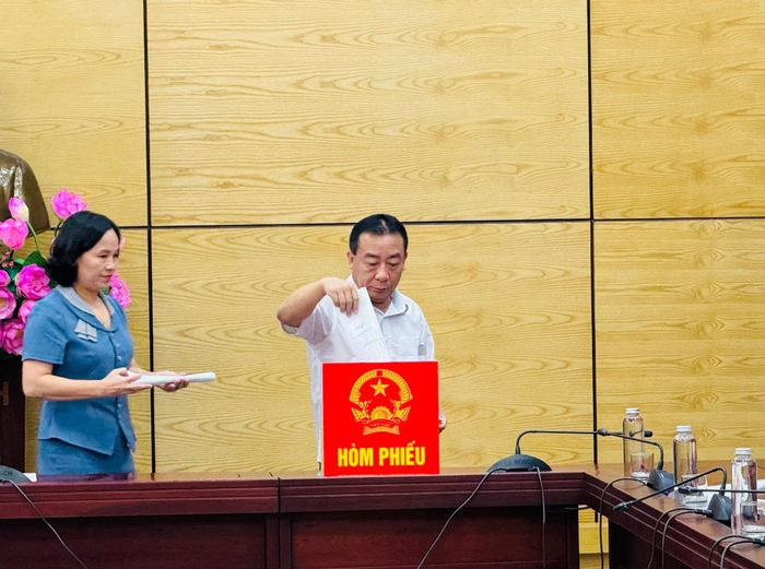  Các đồng chí: Nguyễn Văn Đệ - Phó Chủ tịch UBND tỉnh và Võ Thị Nhung - Phó Giám đốc Sở Nông nghiệp và Phát triển nông thôn tham gia bỏ phiếu. Ảnh: Nguyễn Hải 