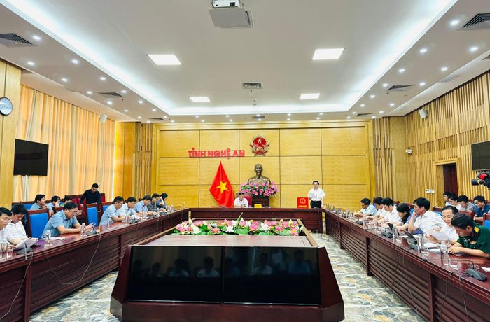  Đại diện Ủy ban Mặt trận Tổ quốc tỉnh là thành viên Hội đồng Thẩm định thay mặt Tổ kiểm phiếu điều hành, hướng dẫn việc bỏ phiếu bầu công nhận đạt chuẩn nông thôn mới. Ảnh: Nguyễn Hải 