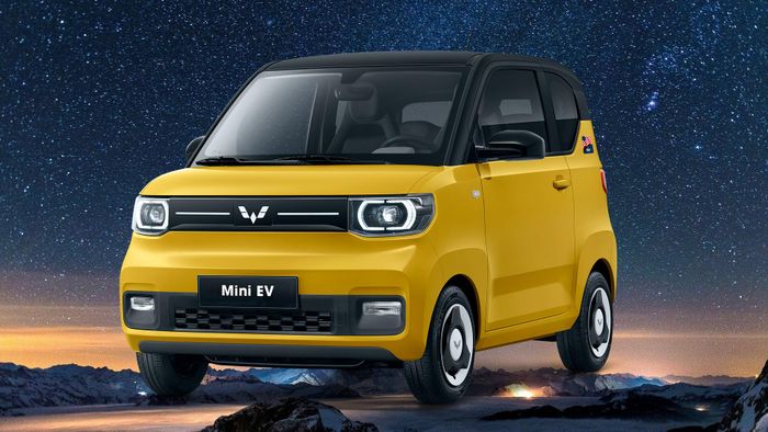 VinFast VF3 (trên) và Wuling Mini EV (dưới).