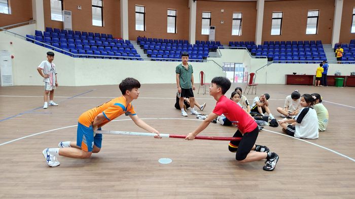 Các VĐV đội Đẩy gậy THCS đến từ tỉnh Cao Bằng luyện tập tại Trường THPT Chuyên Hùng Vương, thành phố Việt Trì
