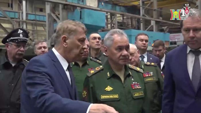 Bộ trưởng Quốc phòng Nga Shoigu đã đi tham quan một nhà máy sản xuất xe tăng ở thành phố Omsk, Siberia.