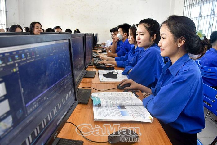 Giờ Tin học, học sinh Trường THPT Võ Thị Hồng được trang bị các phần mềm chuyên dụng để phục vụ việc học tập, nghiên cứu.