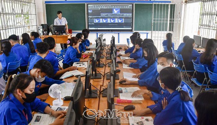 Các thiết bị CNTT đã trở thành "vật bất ly thân" của giáo viên và học sinh. Nhờ đó, chất lượng giáo dục không ngừng được nâng lên.