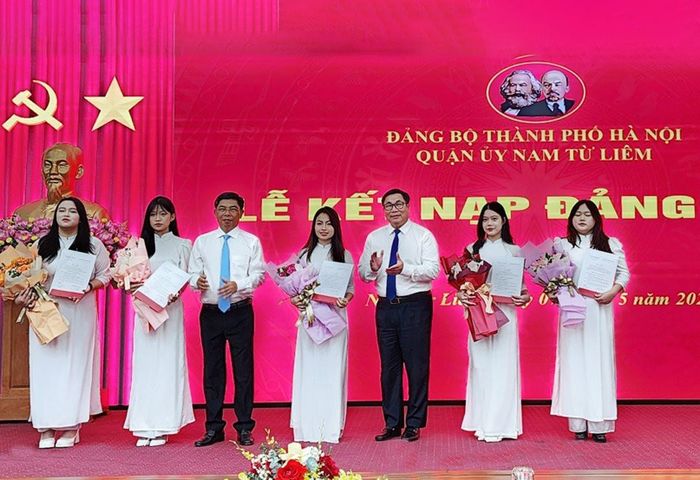 Quận Nam Từ Liêm tổ chức kết nạp Đảng đối với 5 học sinh ưu tú của các trường trung học phổ thông trên địa bàn, ngày 7-5-2024. Ảnh: Phùng Huyền