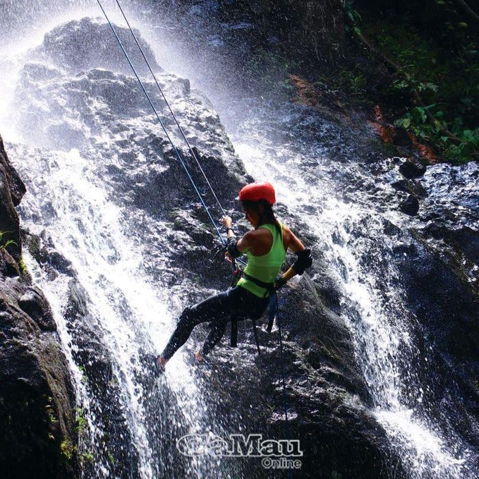 Trải nghiệm hoạt động Canyoning vượt thác 25 m hùng vĩ.