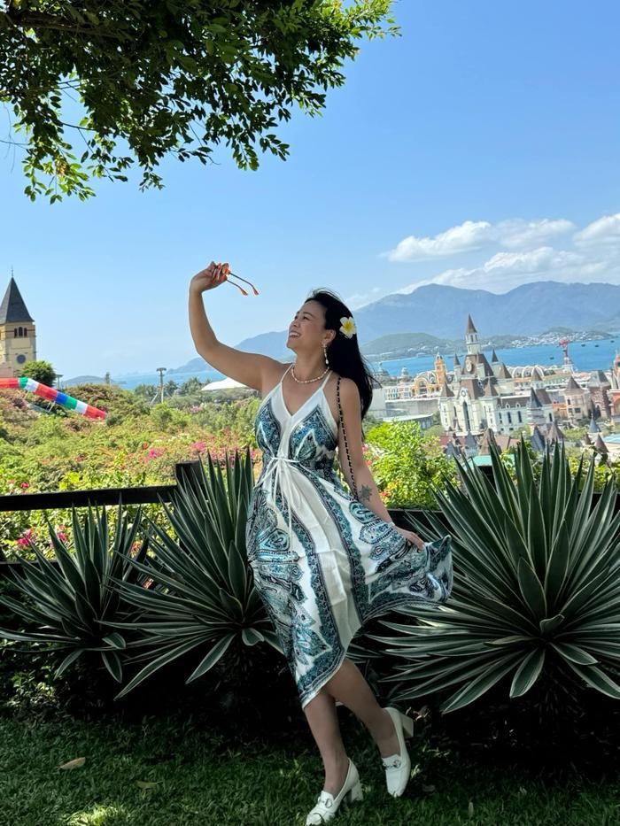 Đào Lan Hương luôn chung thủy với đôi giày trắng đến từ thương hiệu Gucci.
