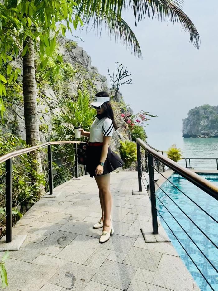 Vợ cũ Shark Bình cuồng style khoe chân.