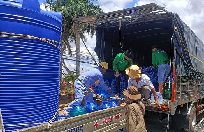Chở nước ngọt từ tỉnh An Giang đến các tỉnh đang gặp khó khăn do hạn mặn