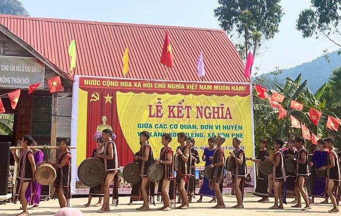 Người dân làng Kon Hleng (xã Kon Pne) biểu diễn cồng chiêng trong ngày lễ kết nghĩa với các cơ quan đơn vị của huyện Kbang. Ảnh: M.P