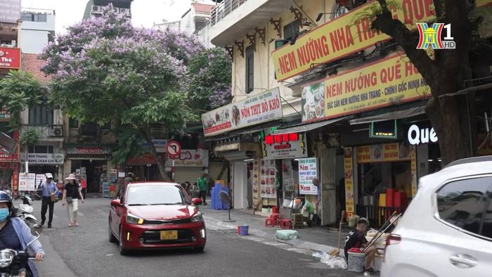 Phố Hồ Hoàn Kiếm là điểm tụ tập lý tưởng cho nhiều người thích thưởng thức món ngon Hà Nội.