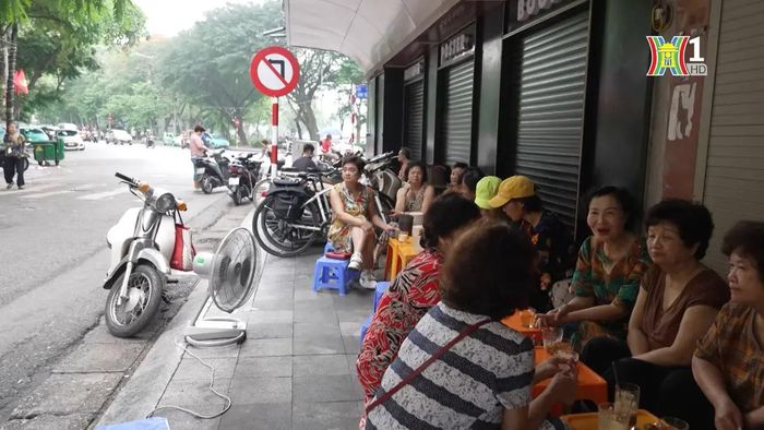Cả dãy phố chỉ có 8 hộ dân, chủ yếu sống từ tầng 2 trở lên, tầng 1 mặt tiền chỉ dành để luân phiên buôn bán.